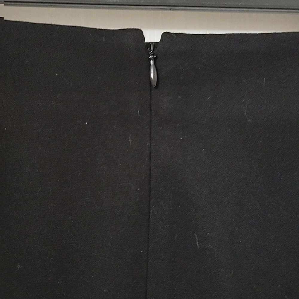 LOFT Size 2 Black Pencil Skirt, Back Zipper Closure, Excellent Used Condition